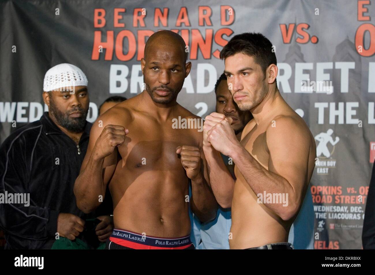 1. Dezember 2009 kämpfen - Philadelphia, Pennsylvania, USA - BERNARD HOPKINS (links) und ENRIQUE ORNELAS auf die Waage im Liacouras Center, der Website von der 2. Dezember 2009.  Hopkins-wog-in bei 175 Pfund und Ornelas war 173,5 Pfund. (Kredit-Bild: © Jay Gorodetzer/ZUMA Press) Stockfoto