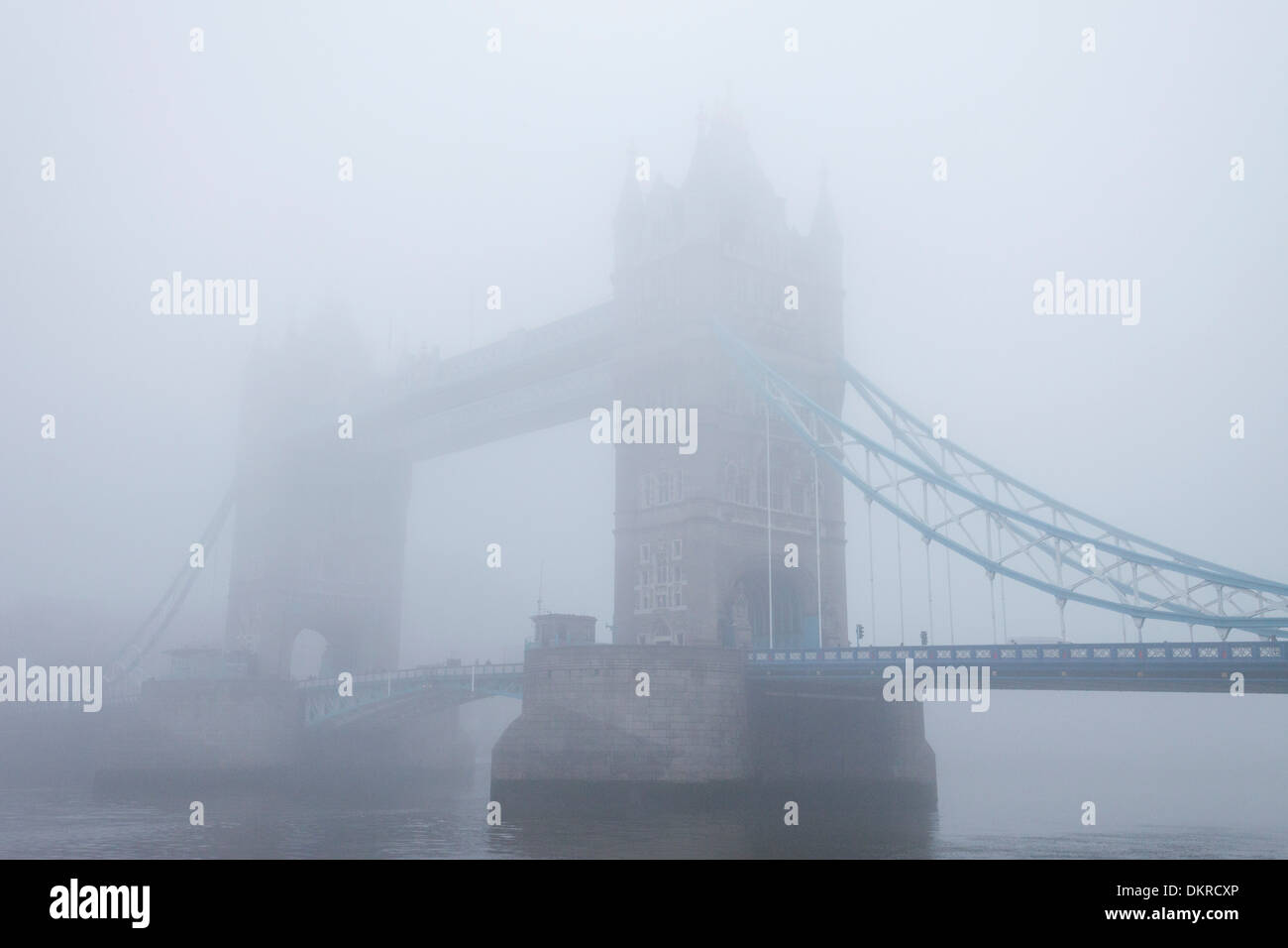 England, London, Southwark, Tower Bridge im Nebel Stockfoto