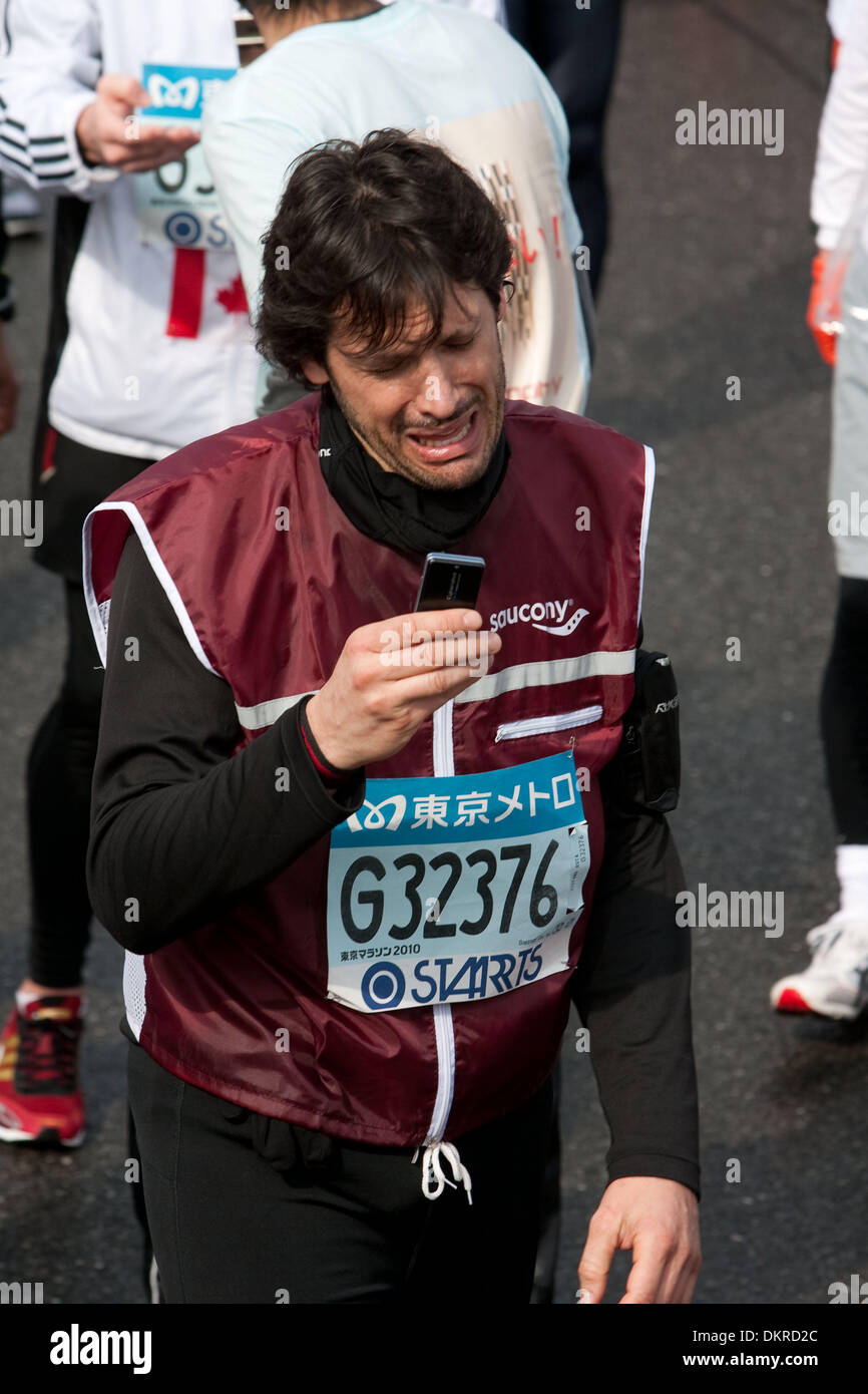28. Februar 2010 - Tokyo, Japan - A Runner schreit glücklich als er es bis zur Ziellinie während der 2010 Tokio Marathon gemacht. Trotz Kälte und Regen teilgenommen mehr als 30.000 Sportler an der Veranstaltung. (Kredit-Bild: © Christopher Jue/ZUMA Press) Stockfoto