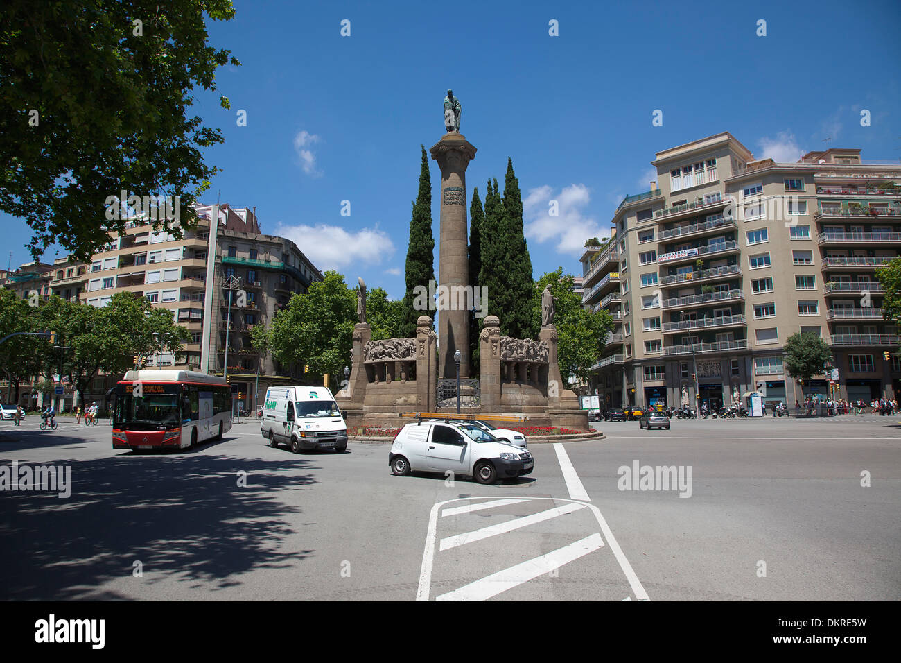 Spanien, Katalonien, Barcelona, Plaça de Mossen Jacint Verdaguer Denkmal auf der Passeig Sant Joan Avinguda Diagona Kreuzung. Stockfoto