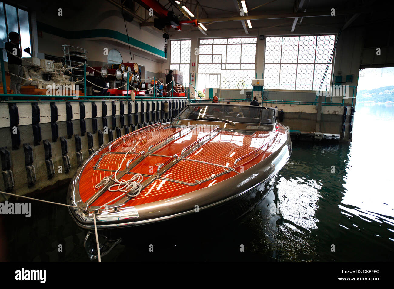 Eine Superyacht Rivarama erwartet Tests an der Riva-Fabrik am Lago d ' Iseo in Sarnico, Italien. Stockfoto