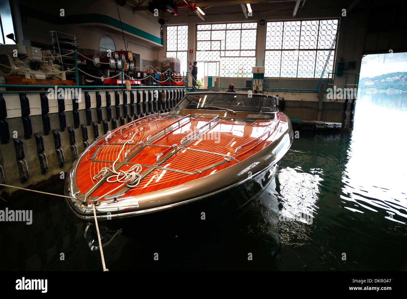 Eine Superyacht Rivarama erwartet Tests an der Riva-Fabrik am Lago d ' Iseo in Sarnico, Italien. Stockfoto