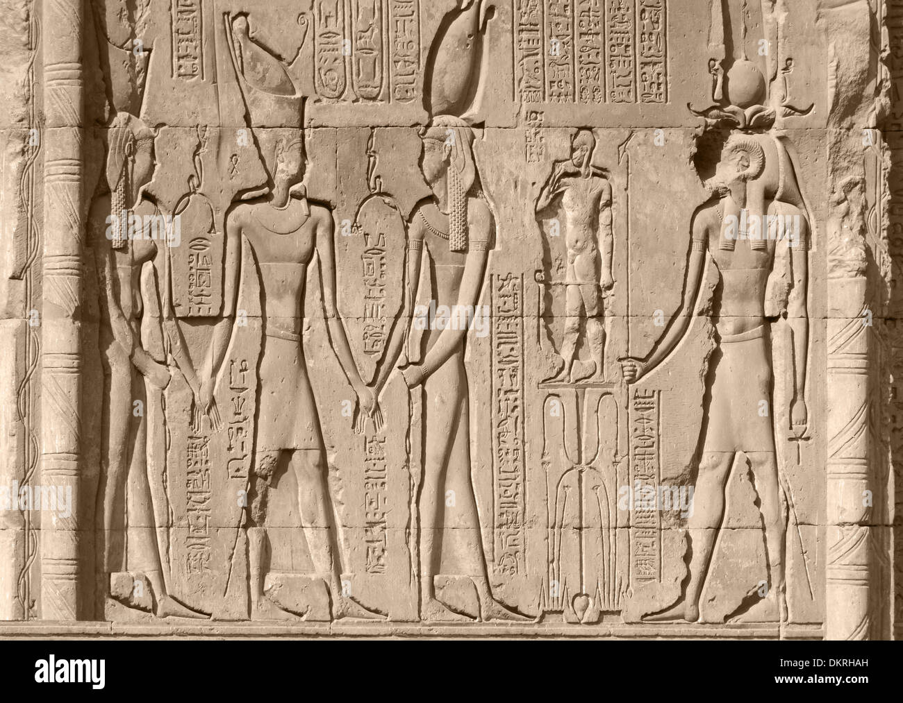 antiken Relief in Chnum-Tempel in Ägypten im sonnigen Ambiente Stockfoto