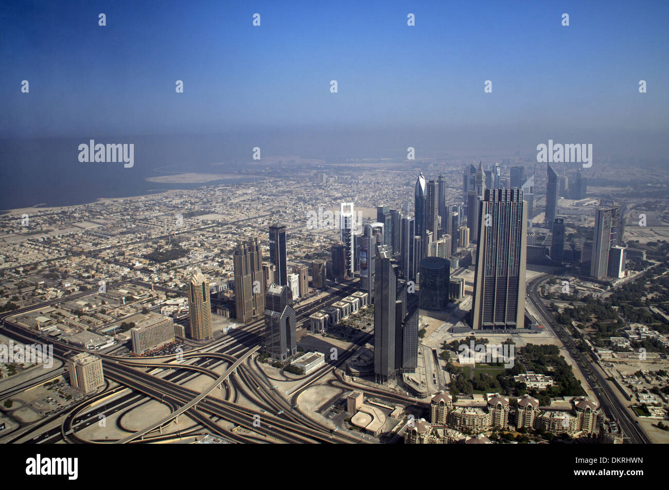 Dubai Stadt ein Blick von der Aussichtsplattform des Burj Khalifa. Dubai Vereinigte Arabische Emirate Stockfoto