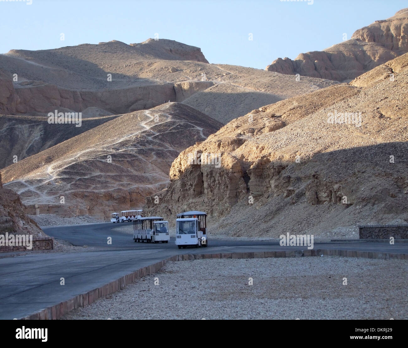 Tourismus-Landschaft zeigt einige Busse auf dem Weg zum Tal der Könige in Ägypten Stockfoto