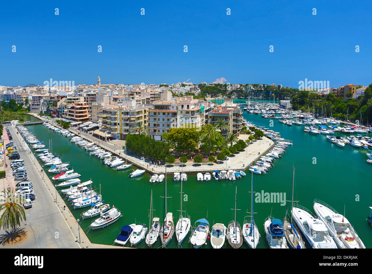 Mallorca Balearen Porto Cristo Architektur blauen Boote Hafen Insel Yachthafen Stadt natürliche Mittelmeerhafen Spanien Europa Stockfoto