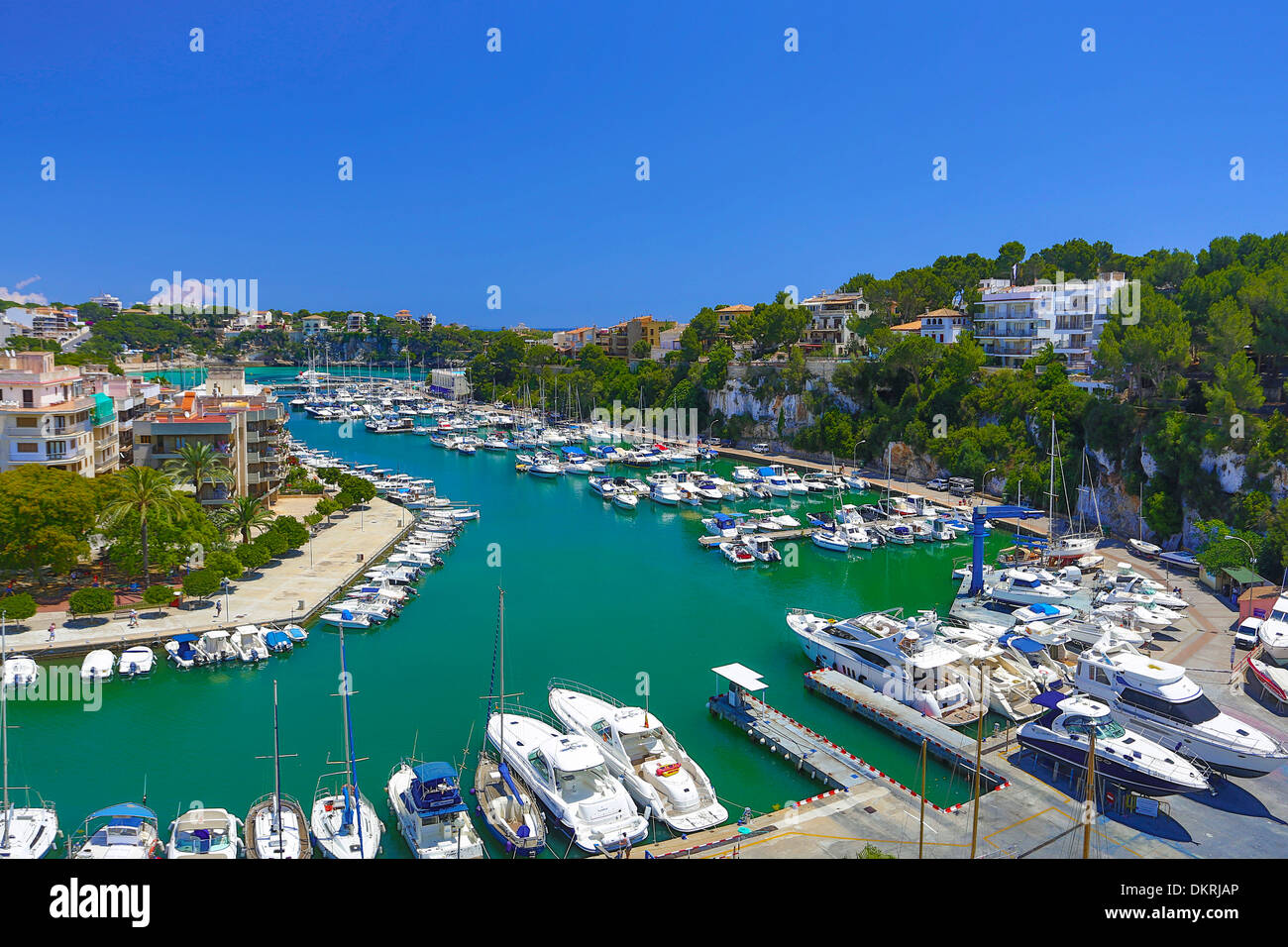 Mallorca Balearen Porto Cristo Architektur blauen Boote Hafen Insel Yachthafen Stadt natürliche Mittelmeerhafen Spanien Europa Stockfoto