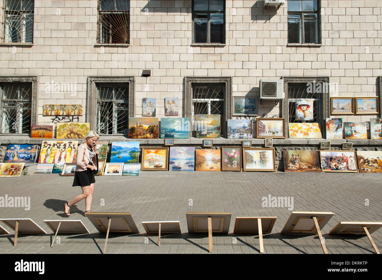 Gemälde zum Verkauf auf besang Straße in Kiew, die Hauptstadt der Ukraine. Stockfoto