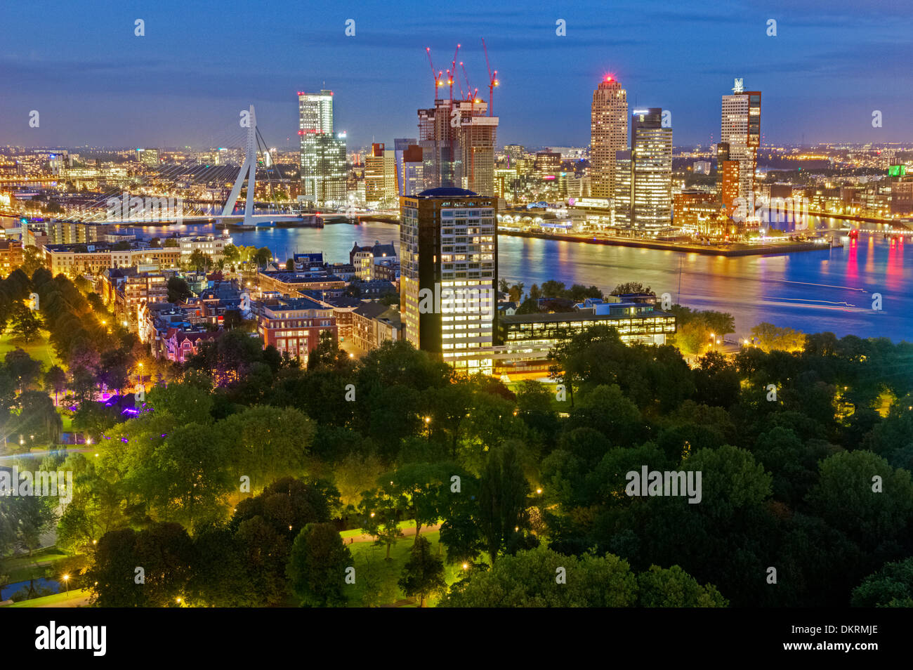 Rotterdam-Skyline bei Nacht, Niederlande Stockfoto