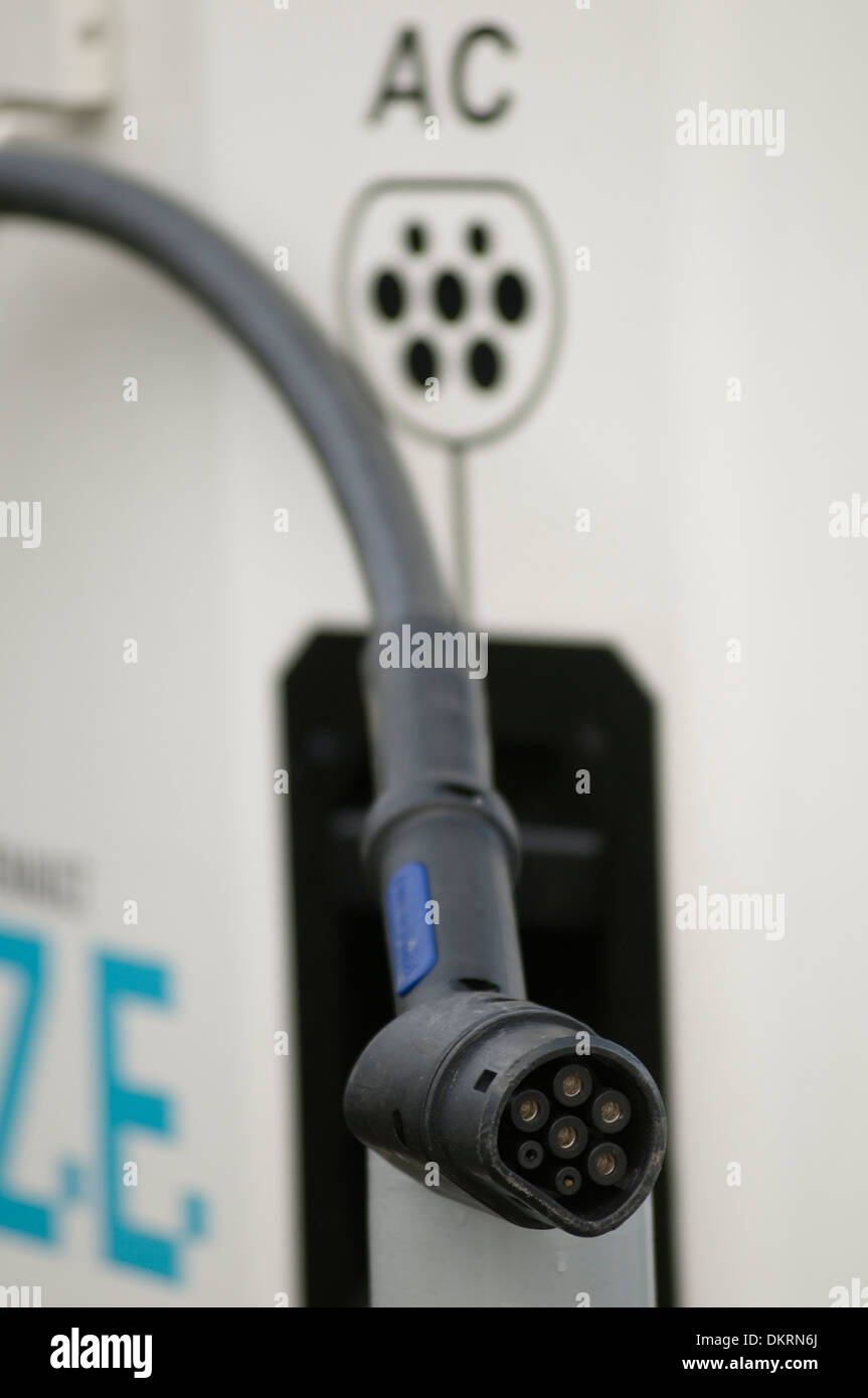 Elektro-Auto Autos aufladen Punkt laden kostenlos Stecker Steckdose  Steckdosen aufladen Batterien Stromkabel Kabel einstecken Stockfotografie -  Alamy