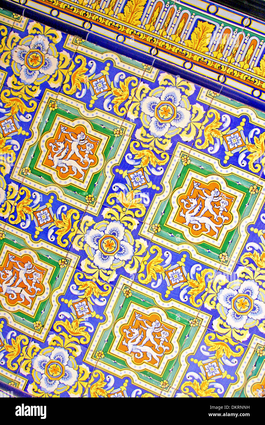 Nahaufnahme eines traditionellen spanischen reich verzierte keramische Wandfliesen. Multi-gefärbt mit gelben, Blues & Orangen, Malaga, Spanien. Stockfoto