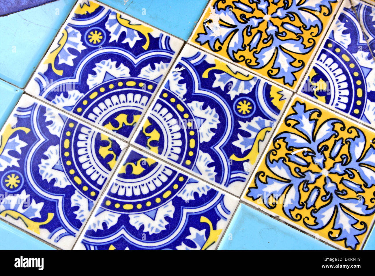 Nahaufnahme eines traditionellen spanischen reich verzierte keramische Wandfliesen. Multi-gefärbt mit blassen & dunklen Blues & gelb, Malaga, Spanien Stockfoto