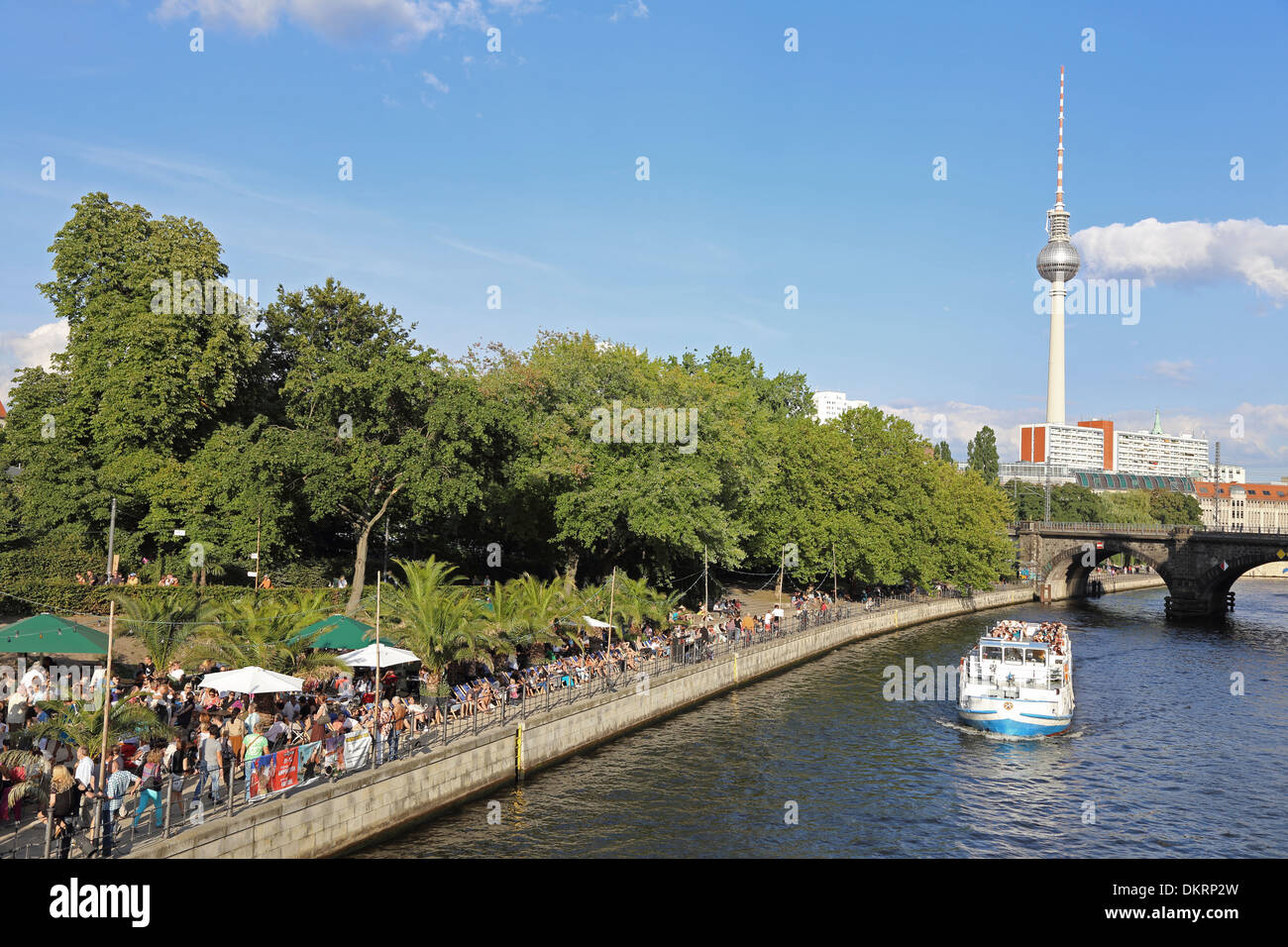 Berlin Spree Fernsehturm Strandbar bin Amphitheater Stockfoto