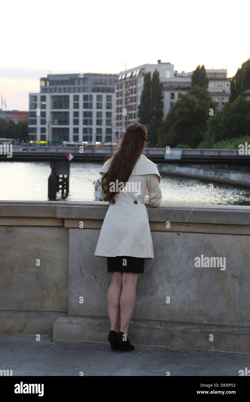 Berlin Monbijoubrücke Frau schaut an der Spree Stockfoto