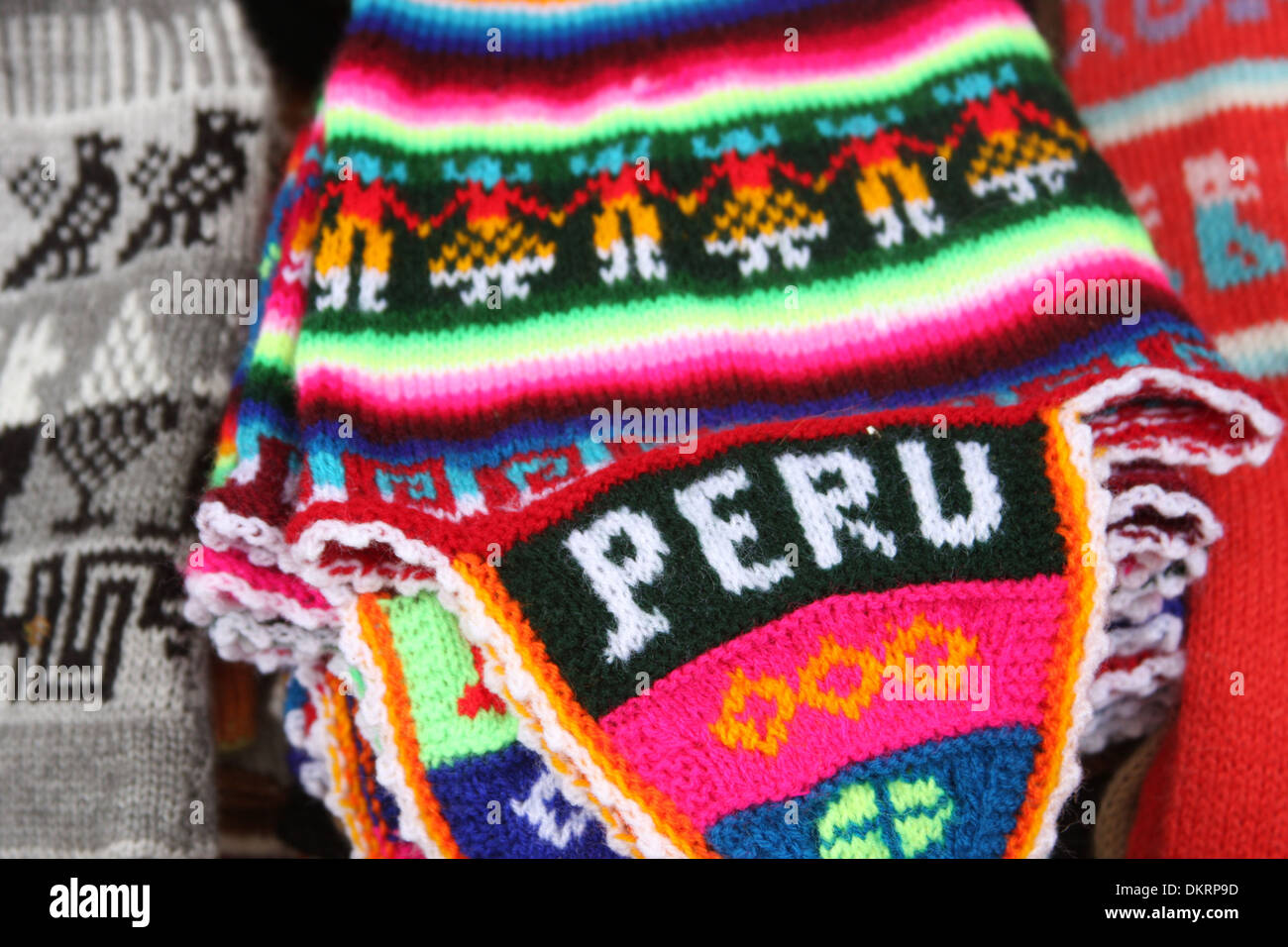 Peruanische Mütze ist Multi farbige & gestrickt mit einem traditionellen  Muster, Lima, Peru Stockfotografie - Alamy