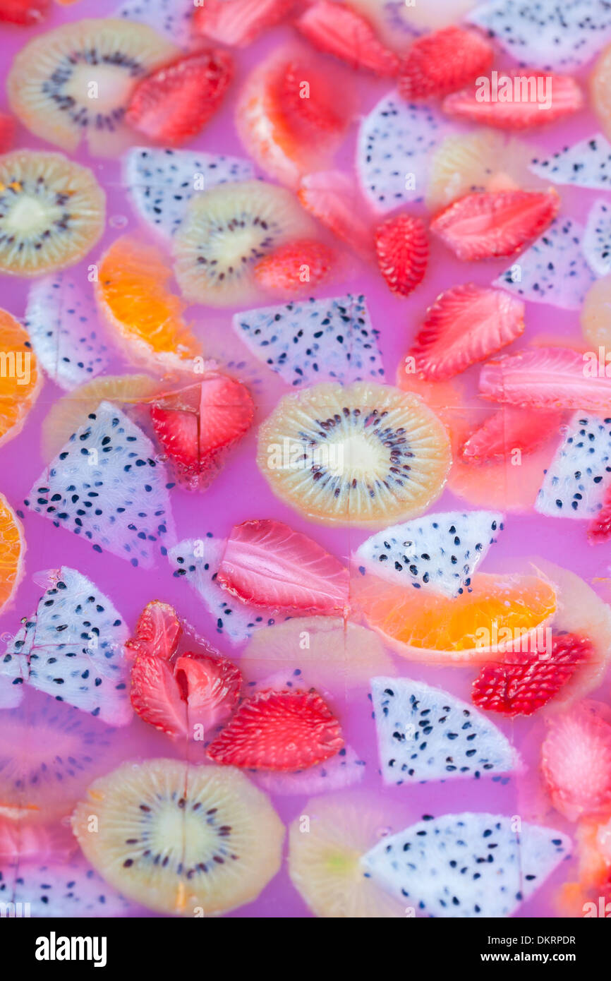 Gelee Gelatine Dessert mit bunten Früchten Stockfoto