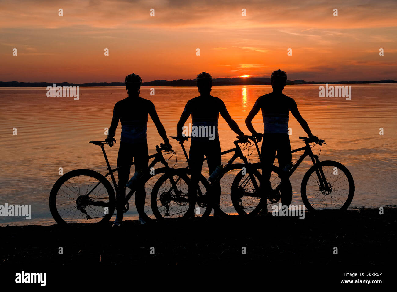 Sport Rad Fahrrad einen Fahrrad Radfahren Radfahrer Mountain Biker Chiemsee Sonnenuntergang Sonne Stimmung Chiemgau-Feldwies See Chiemsee Strand Stockfoto