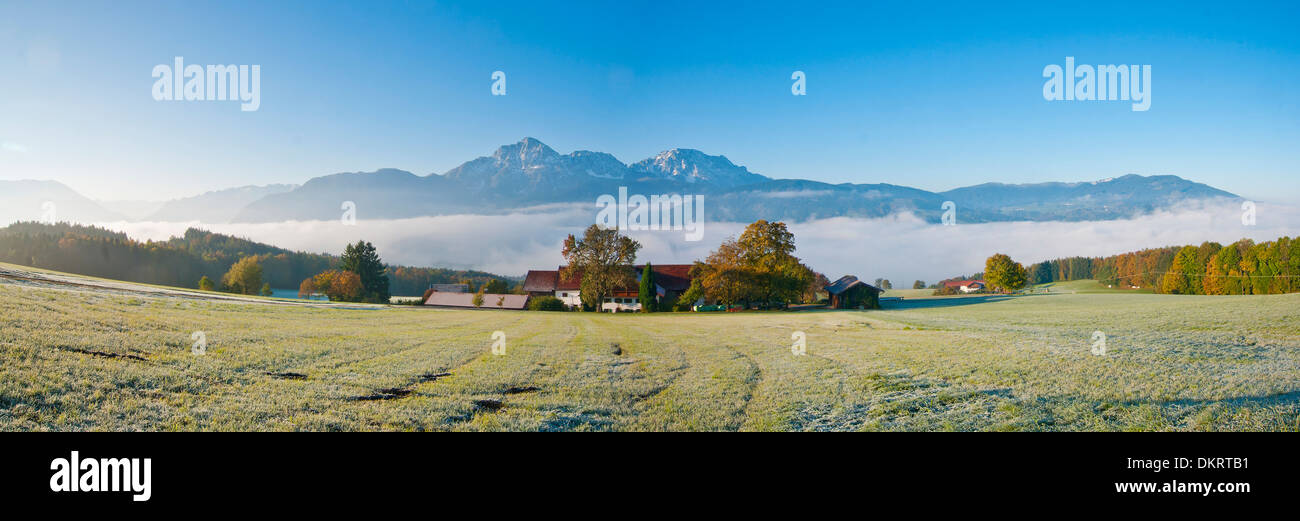 Europa Deutschland Bayern Oberbayern Landschaft Landschaft Landwirtschaft Agrar Himmel Schleier Wolken Wolke Staufen Hochstaufen Zwiesel Stockfoto