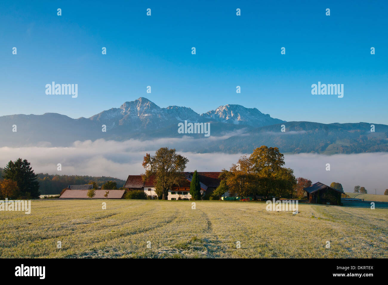 Europa Deutschland Bayern Oberbayern Landschaft Landschaft Landwirtschaft Agrar Himmel Schleier Wolken Wolke Staufen Hochstaufen Zwiesel Stockfoto