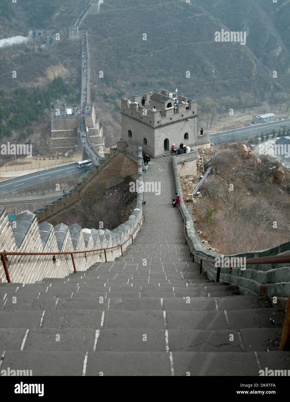 die chinesische Mauer bei Badaling im nebligen Ambiente Stockfoto