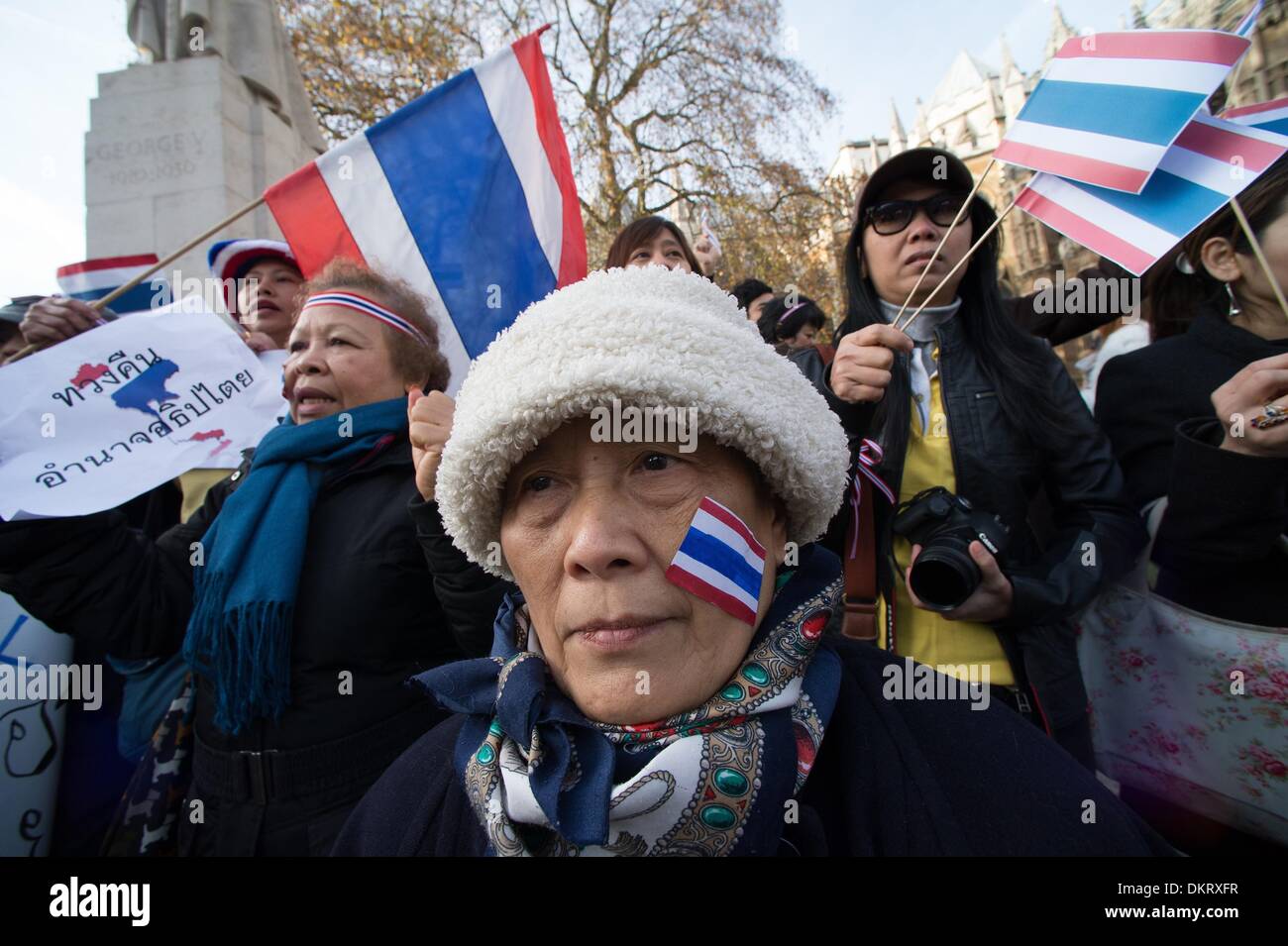 London, UK, UK. 9. Dezember 2013. Thais demonstrieren vor dem House Of Lords zur Unterstützung der Massendemonstrationen gegen die Premierministerin Yingluck Shinawatra Regierung Credit: Gail Orenstein/ZUMAPRESS.com/Alamy Live News Stockfoto