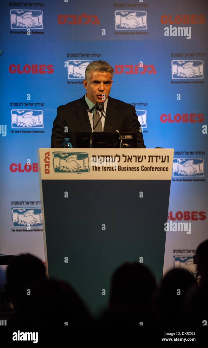 Tel Aviv, 9. Dezember 2013. Israelische Finanzminister Yair Lapid befasst sich der 2013 Israel Business Konferenz im David InterContinental Hotel in Tel Aviv, Israel, am 8. Dezember 2013. Der jährliche Globen Business Konferenz, Dez. 8-9, befasst sich mit den wirtschaftlichen Herausforderungen im Jahr 2013 und soll Maßnahmen und Lösungen für eine bessere Zukunft zu erreichen. Die zweitägige Konferenz wird von mehr als 3.000 Teilnehmer aus Israel und der ganzen Welt besucht werden. Bildnachweis: Xinhua/Alamy Live-Nachrichten Stockfoto