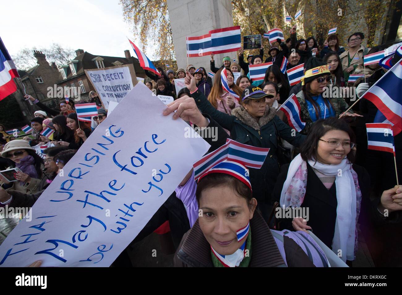 London, UK, UK. 9. Dezember 2013. Thais demonstrieren vor dem House Of Lords zur Unterstützung der Massendemonstrationen gegen die Premierministerin Yingluck Shinawatra Regierung Credit: Gail Orenstein/ZUMAPRESS.com/Alamy Live News Stockfoto