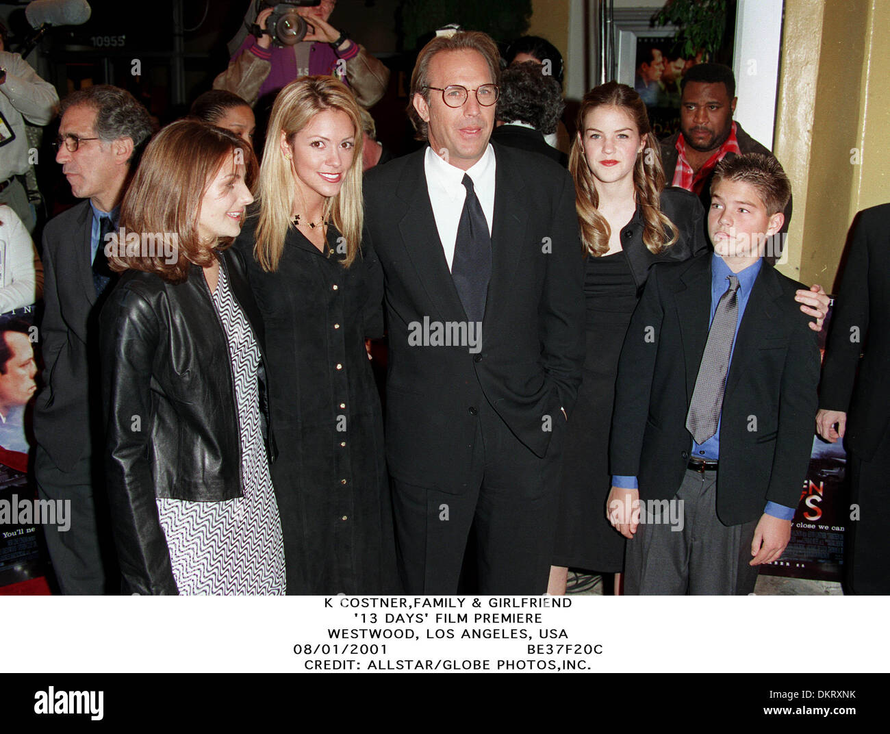 K COSTNER, FAMILIE & FREUNDIN. 13 TAGE FILM PREMIERE. WESTWOOD, LOS ANGELES, USA.08/01/2001.BE37F20C. Stockfoto