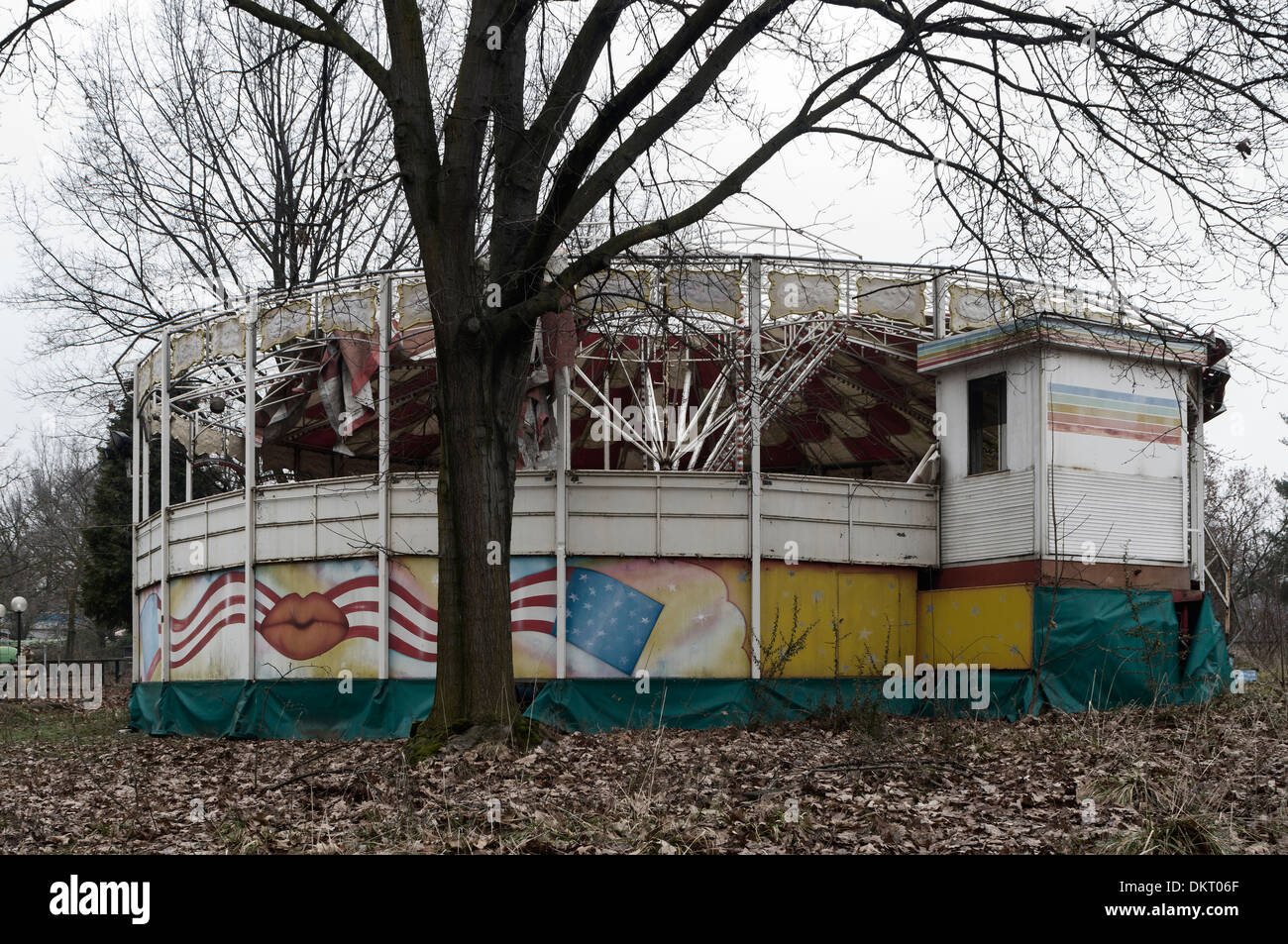 Verlassene Karussell in verlassenen Vergnügungspark Stockfoto