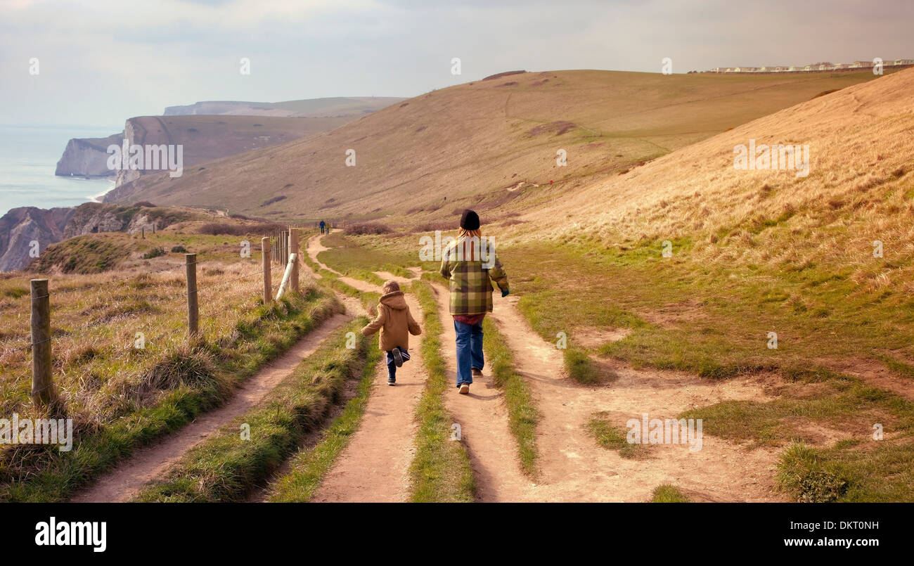 Mutter und Sohn auf einem Spaziergang entlang der Küste in der Nähe von West Lulworth, Dorset, England. Stockfoto
