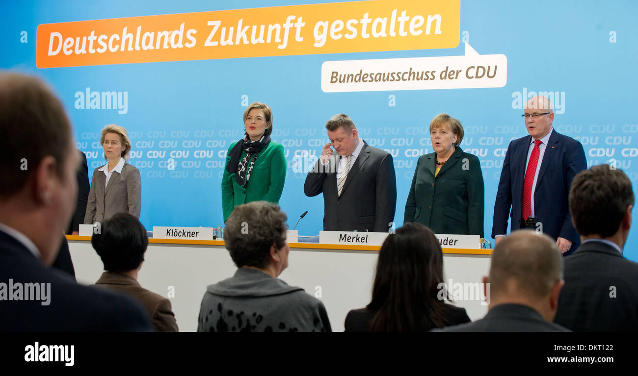 Berlin, Deutschland. 9. Dezember 2013. Amtierender deutscher Minister für Arbeit Bundesfamilienministerin Ursula von der Leyen (L-R), Julia Kloeckner, Vize-Bundes CDU Vorsitzende der CDU-Generalsekretär Hermann Groehe, deutsche Bundeskanzlerin Angela Merkel (CDU) und Fraktionschef der christlich-demokratischen Partei (CDU) Volker Kauder Stand auf dem Podium in der CDU Gemeinsamen Bundesausschuss (Darstellung) in Berlin, Deutschland, 9. Dezember 2013. Eine sogenannte kleine Party Konferenz zur Abstimmung über den Koalitionsvertrag mit der sozialen Democracts (SPD). Foto: TIM BRAKEMEIER/Dpa/Alamy Live News Stockfoto