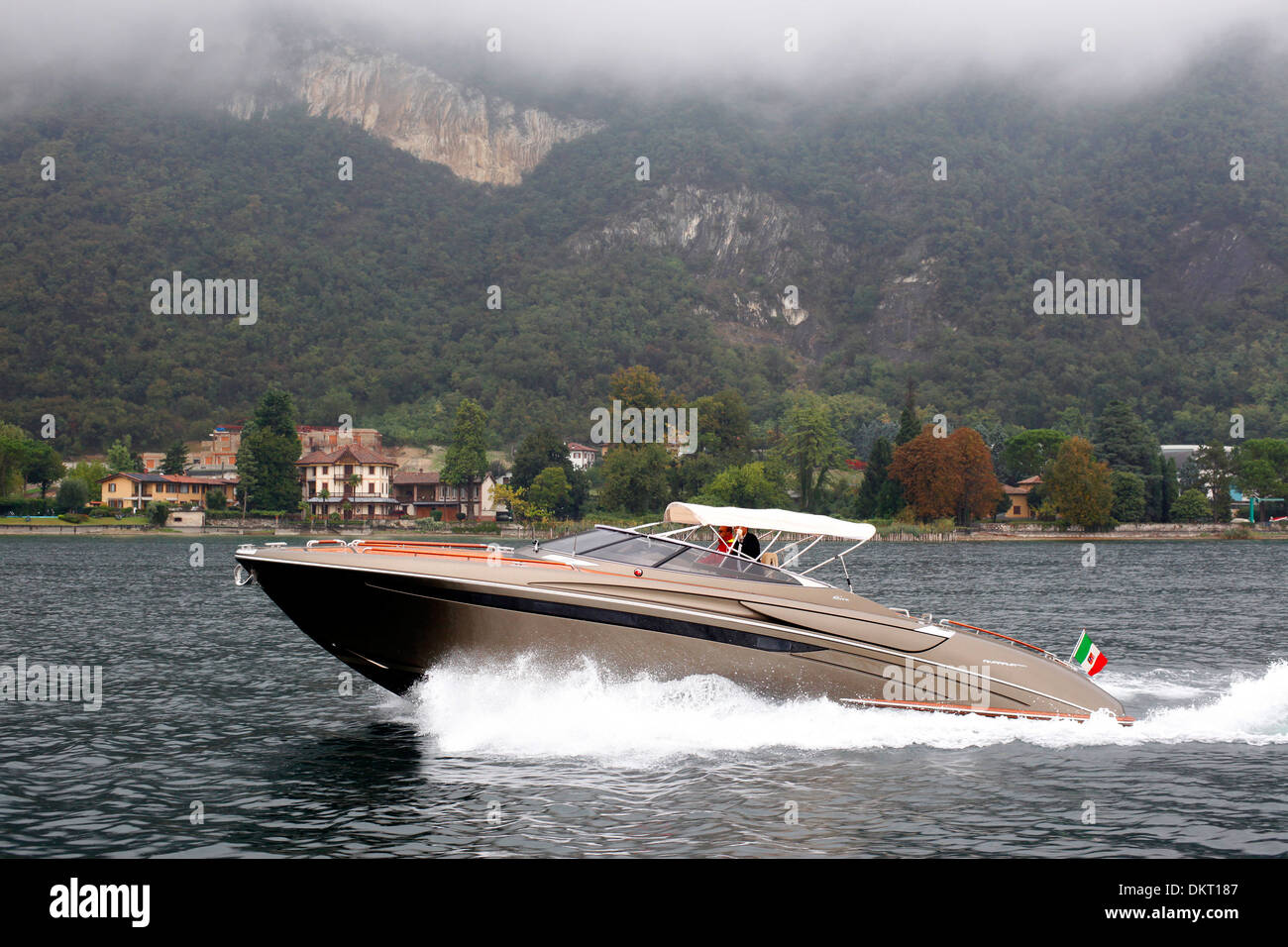 Eine Rivarama super Yacht in der Nähe der Riva-Fabrik an einem nebligen Lago d ' Iseo in Sarnico, Italien. Stockfoto
