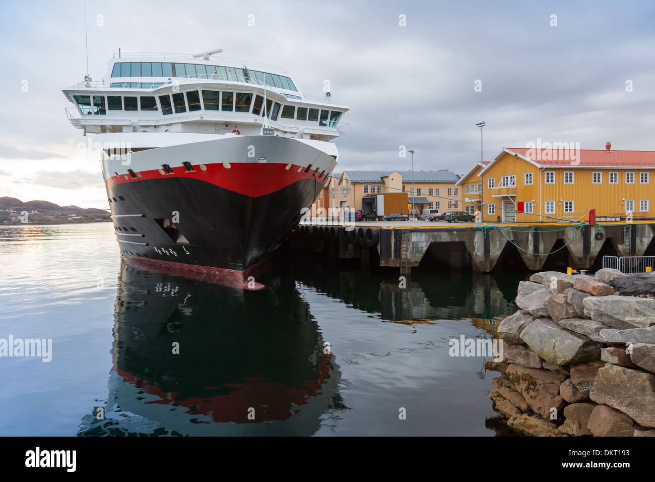 Große moderne Passagierschiff festgemacht. Rorvik, Norwegen Stockfoto