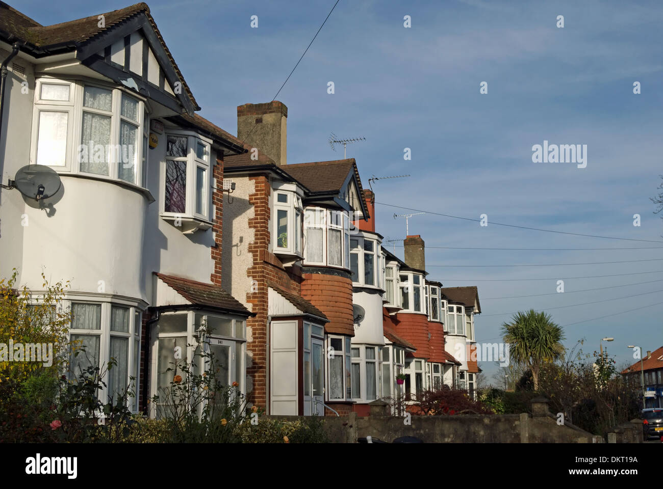 Zeile der 1930er Jahre Reihenhaus Häuser mit Erker in Twickenham, Middlesex, england Stockfoto