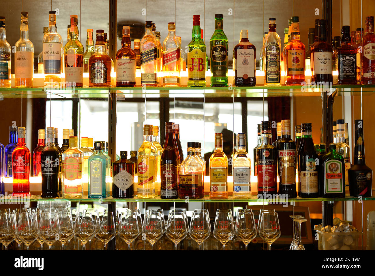 Europa, Schweiz, St.Gallen, Bar, Flaschen, Glas, Getränke, Alkohol, Zähler  Stockfotografie - Alamy
