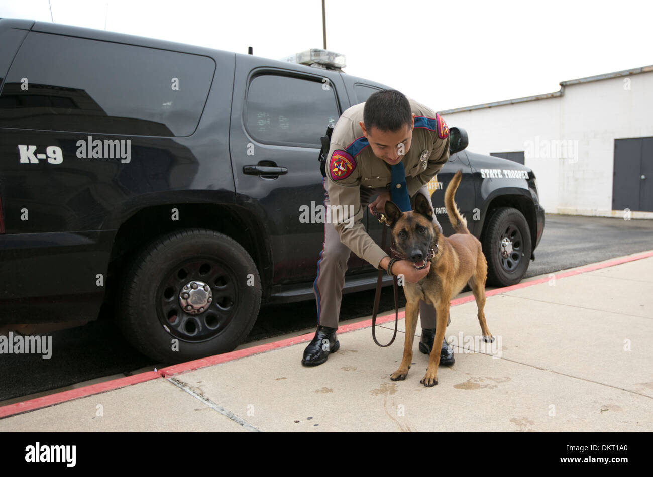 Texas Department of Public Safety Officer mit Hund, die kürzlich die Hunde Ausbildung abgeschlossen Stockfoto