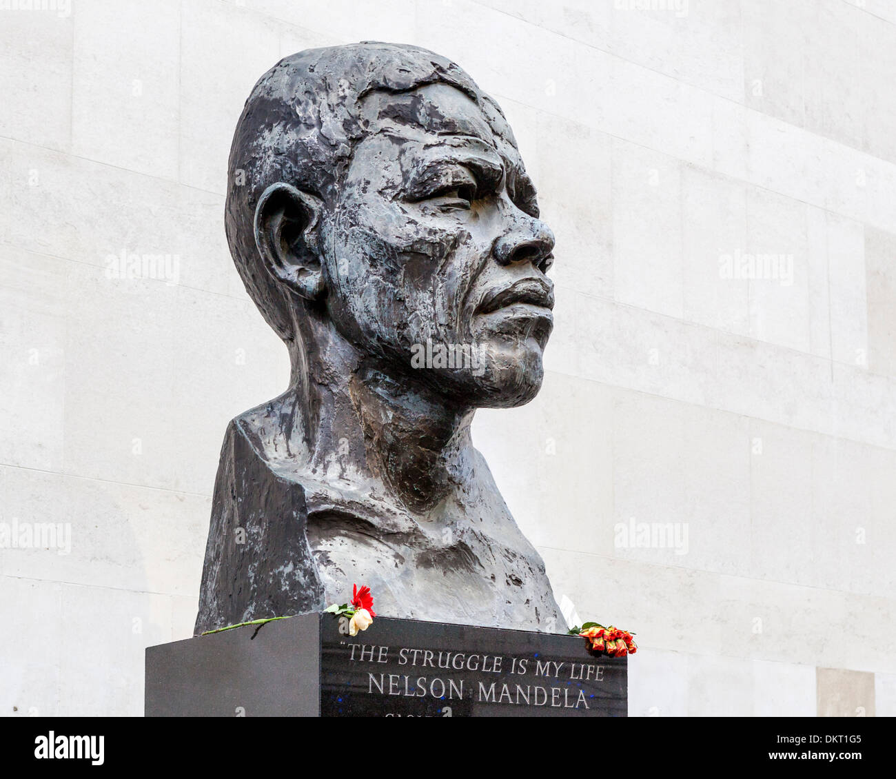 Floral Hommagen an der Skulptur von Präsident Nelson Mandela, südafrikanischer ikonischen Führer, auf der South Bank, London Stockfoto