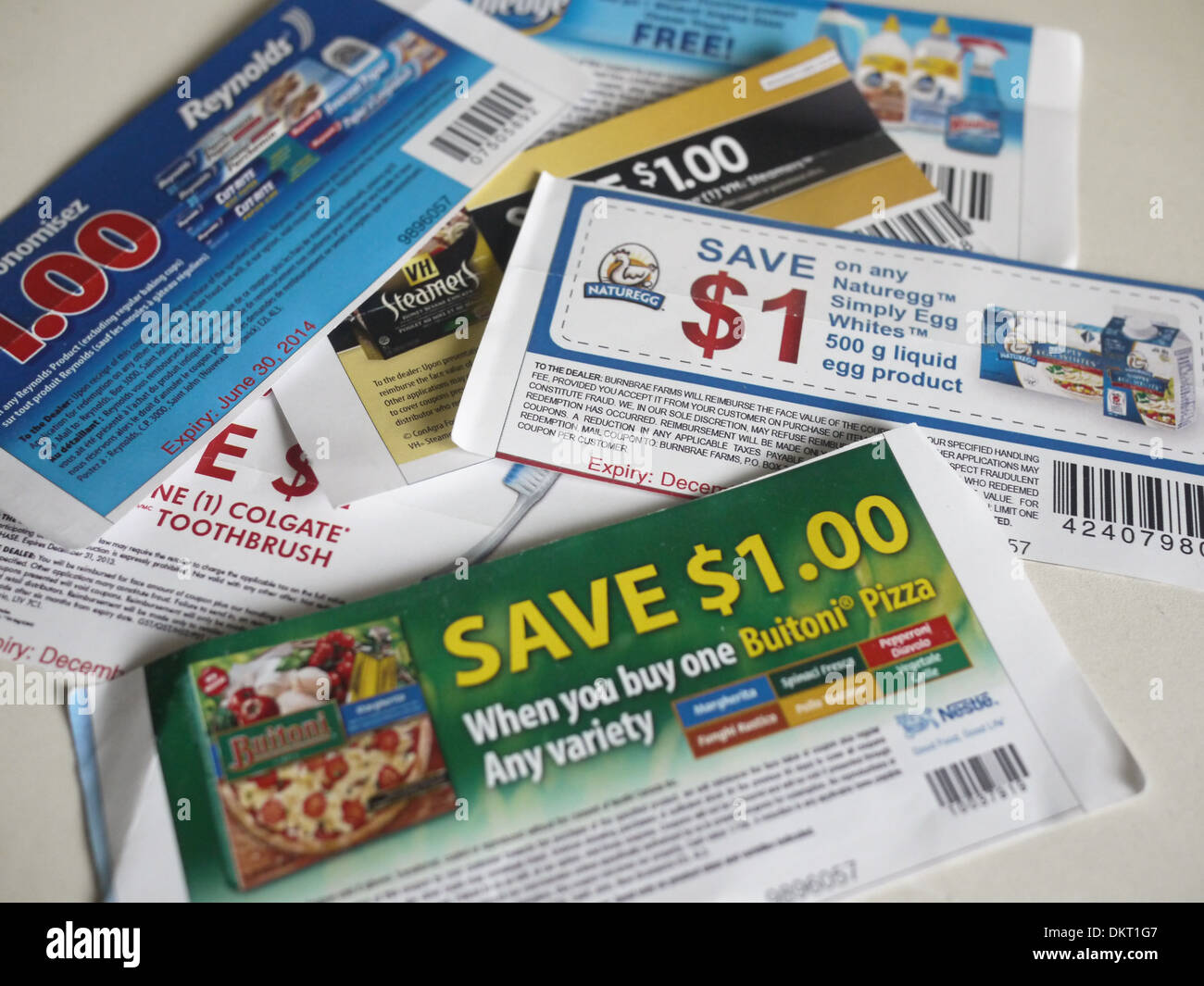 sparen Sie Geld-Gutscheine für Lebensmittel im Supermarkt Stockfoto