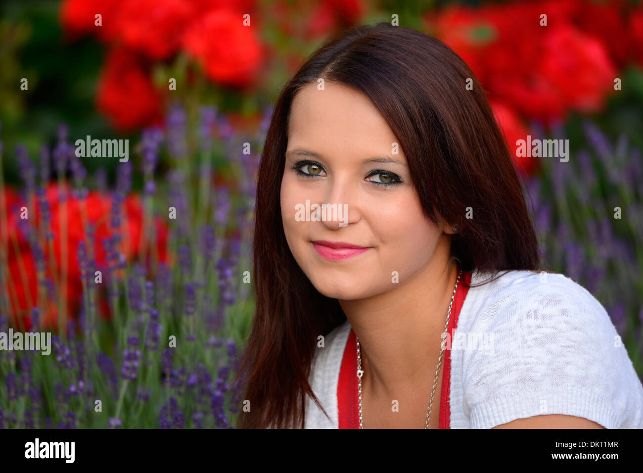 Europa, Schweiz, Frau, junge, Mädchen, Brünette, Blumen, Garten, Modell  veröffentlicht Stockfotografie - Alamy