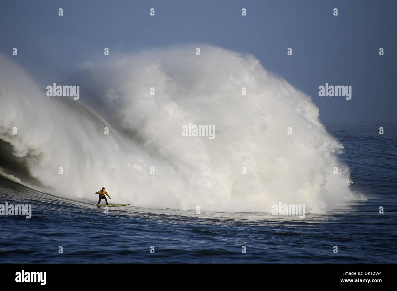 13. Februar 2010 lebte - Half Moon Bay, Kalifornien, USA - Super Bowl of Surfing bis zu seiner Legende Samstag, und dann einige. Die Wellen an Mavericks waren so massiv - das größte in der Geschichte.  Südafrikanische Chris Bertish gezähmt ein paar Monster schwillt gewinnt den ersten Preis von $50.000 beim siebten Mavericks Surf Contest nördlich von Half Moon Bay. Einige der Welle Gesichter bei Mavericks appe Stockfoto