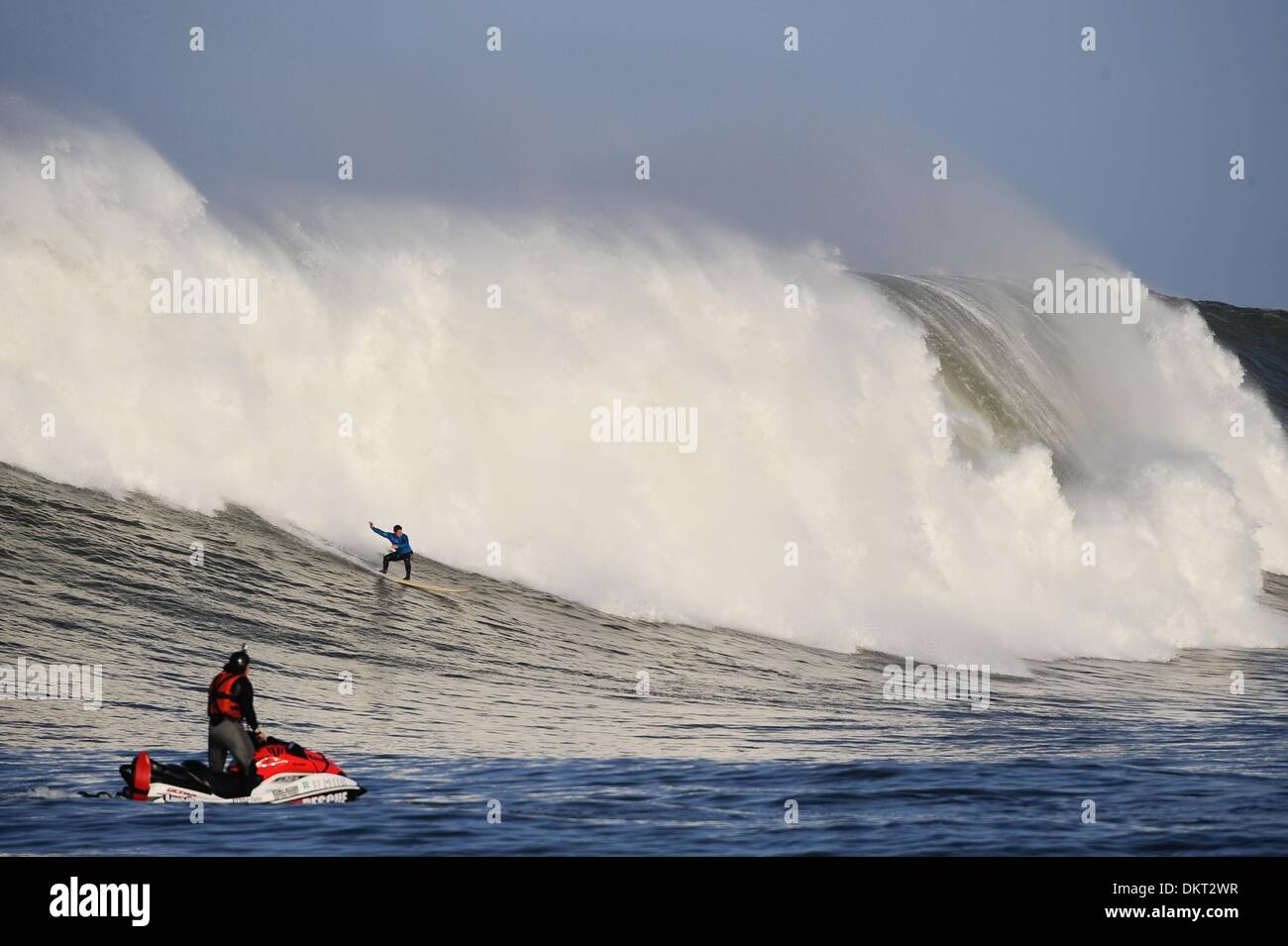 13. Februar 2010 lebte - Half Moon Bay, Kalifornien, USA - Super Bowl of Surfing bis zu seiner Legende Samstag, und dann einige. Die Wellen an Mavericks waren so massiv - das größte in der Geschichte.  Südafrikanische Chris Bertish gezähmt ein paar Monster schwillt gewinnt den ersten Preis von $50.000 beim siebten Mavericks Surf Contest nördlich von Half Moon Bay. Einige der Welle Gesichter bei Mavericks appe Stockfoto