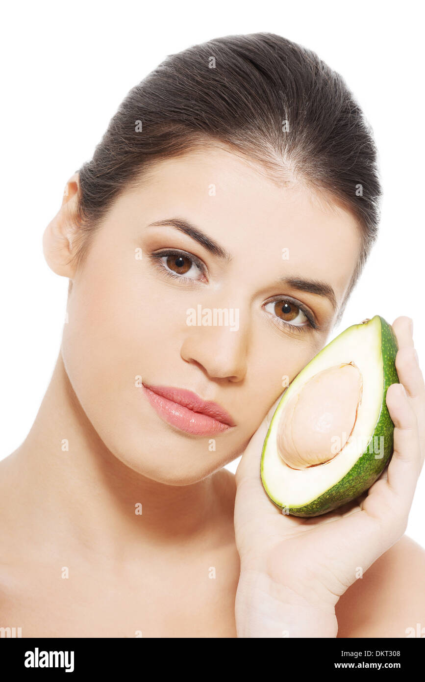 Schöne Frau Gesicht mit Avocado. Isoliert auf weiss. Stockfoto