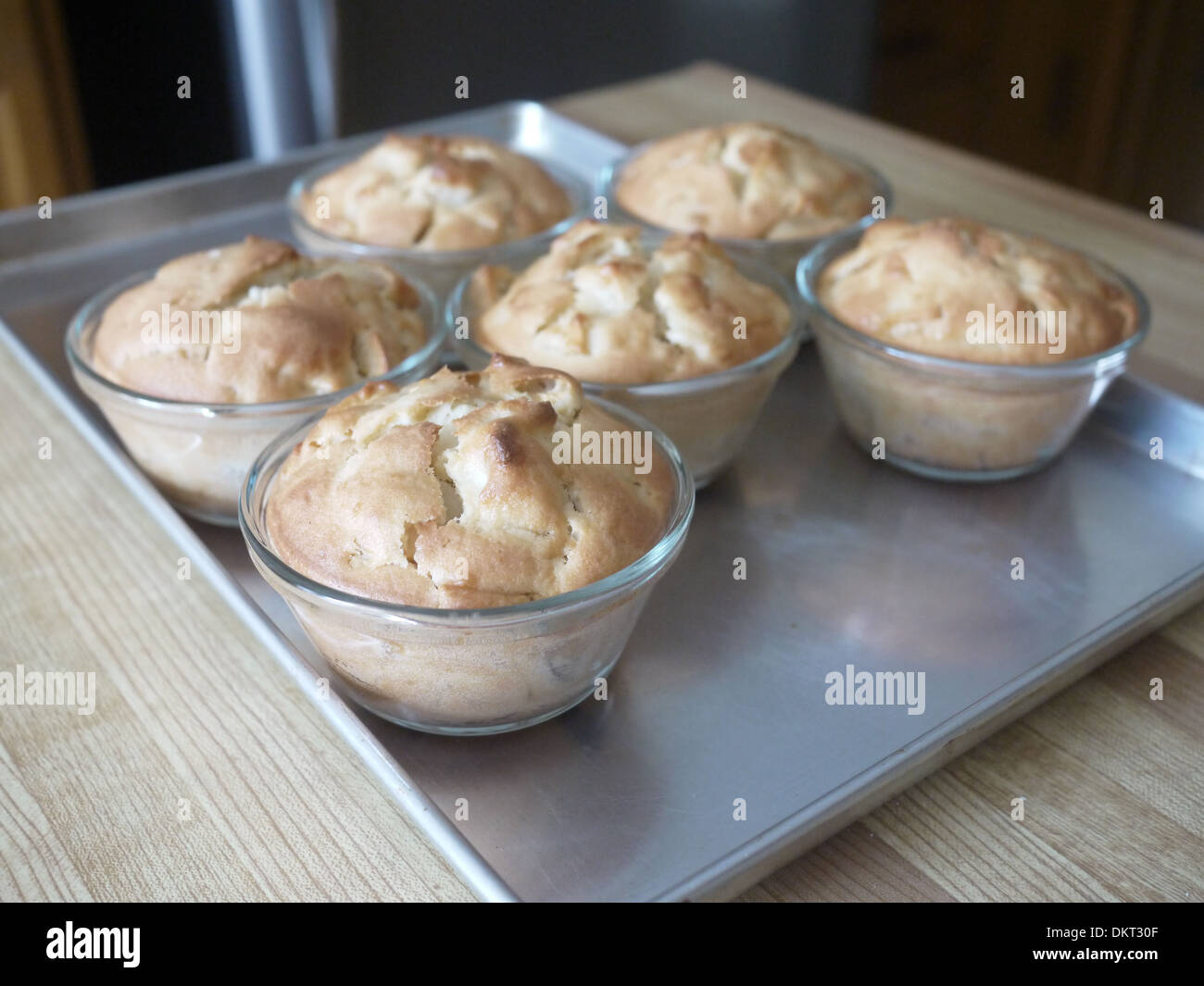 hausgemachte Muffins auf einem Küchentisch Stockfoto