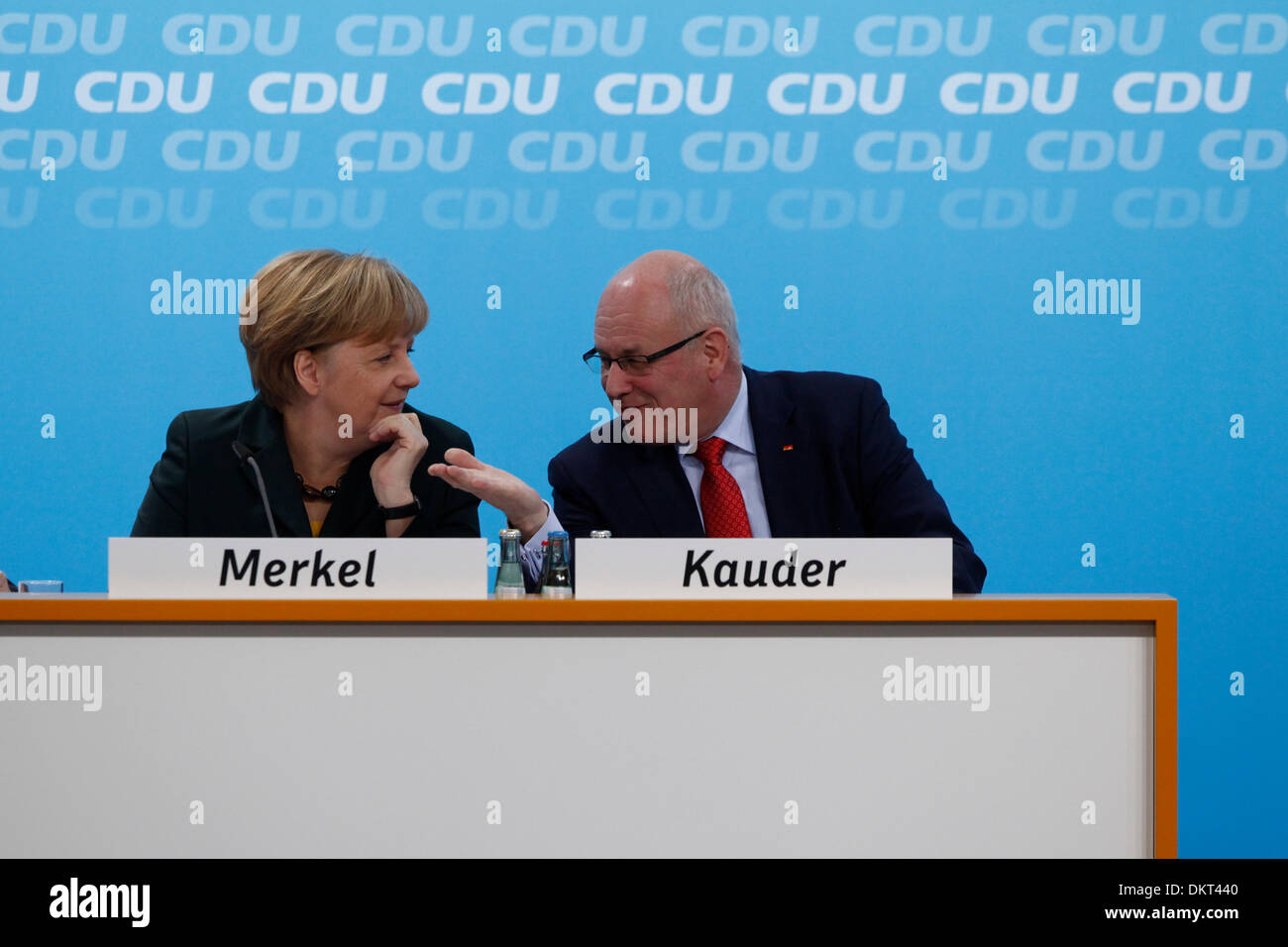 Berlin, Deutschland. 9. Dezember 2013. CDU kommt zusammen in Berlin, der Koalitionsvertrag zwischen CSU/CDU und SPD zu diskutieren. / Foto: Angela Merkel, Bundeskanzlerin (rechts) Volker Kauder (CDU), Vorsitzender der CDU-Landtagsfraktion. Bildnachweis: Reynaldo Chaib Paganelli/Alamy Live-Nachrichten Stockfoto