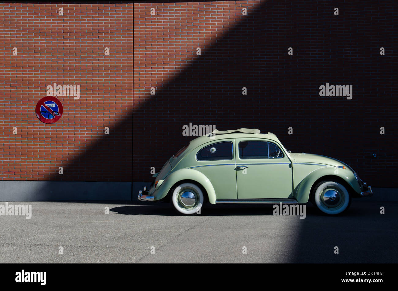 Ein klassischer Volkswagen Käfer ist neben einem kein Parkplatz Schild geparkt. Stockfoto