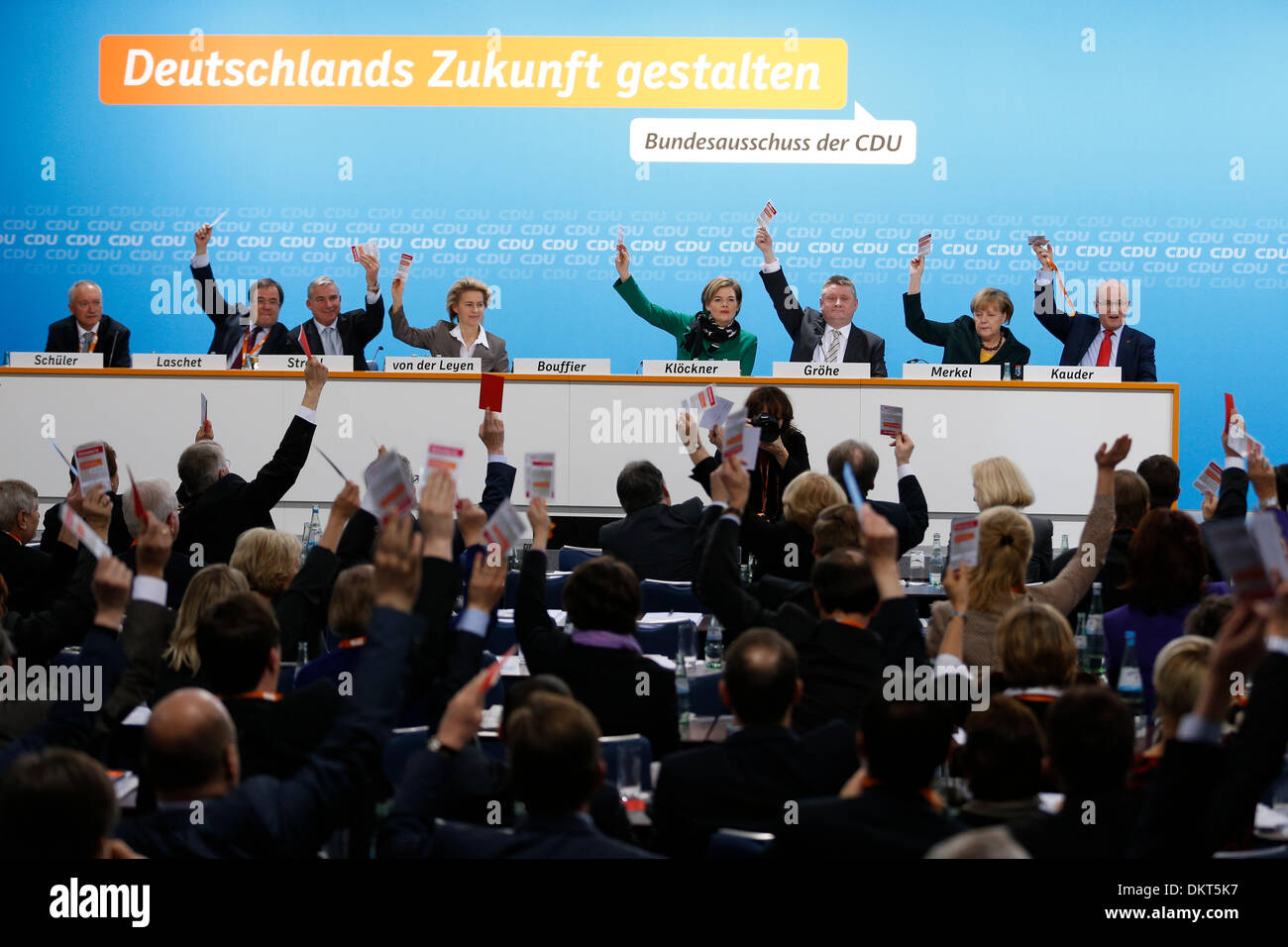 Berlin, Deutschland. 9. Dezember 2013. CDU kommt zusammen in Berlin, der Koalitionsvertrag zwischen CSU/CDU und SPD zu diskutieren. / Foto: CDU sagen ja zu der Koalition Vertrag. Stockfoto
