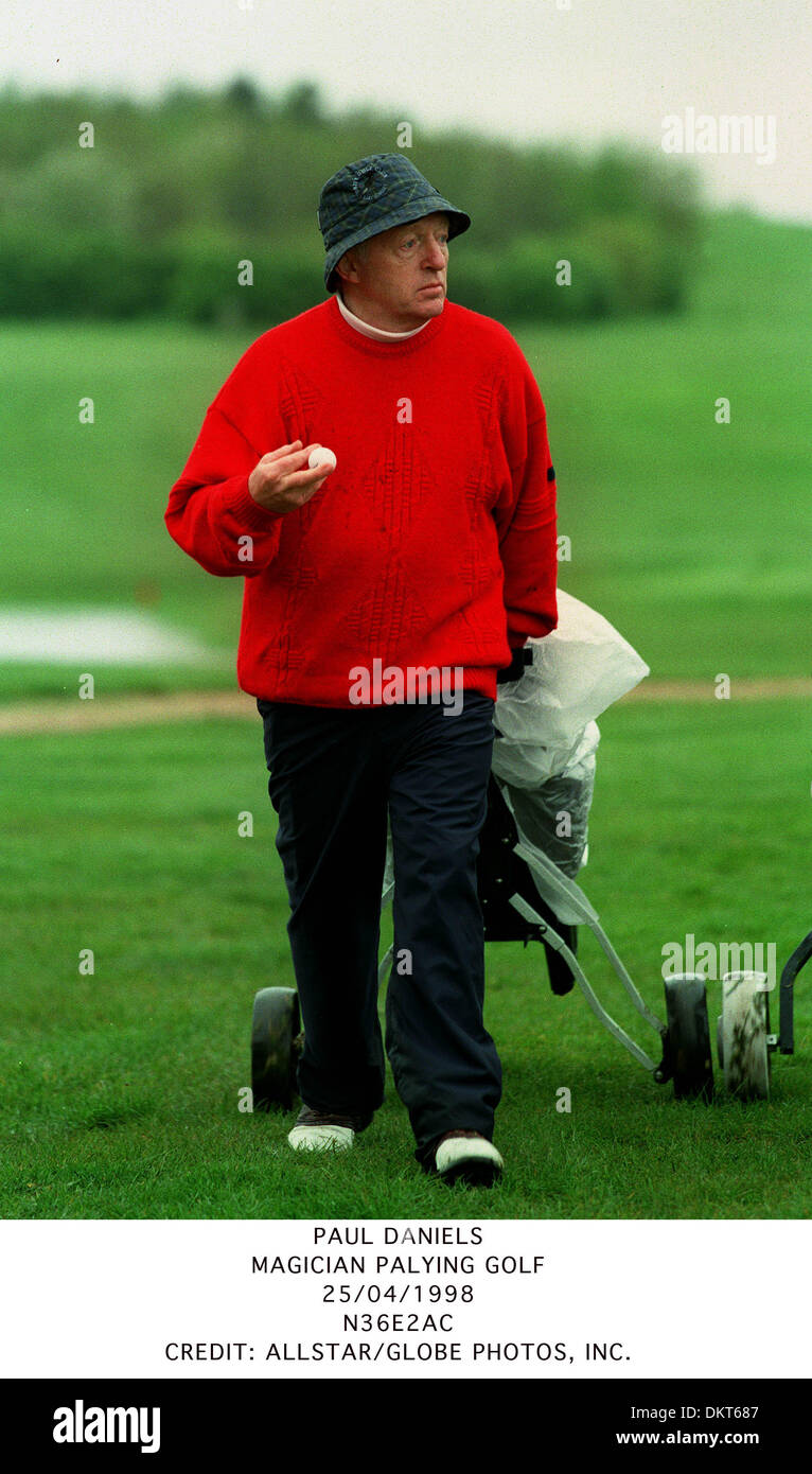 PAUL DANIELS. ZAUBERER PALYING GOLF.25/04/1998.N36E2AC. Stockfoto