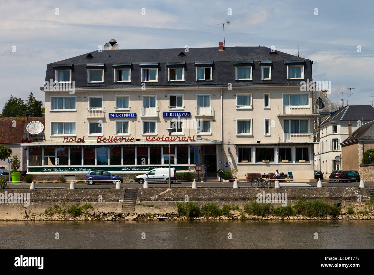 Hotel Bellevue, Montrichard neben dem Fluss Cher, Frankreich. Inter-Hotel am Ufer des Flusses. Stockfoto