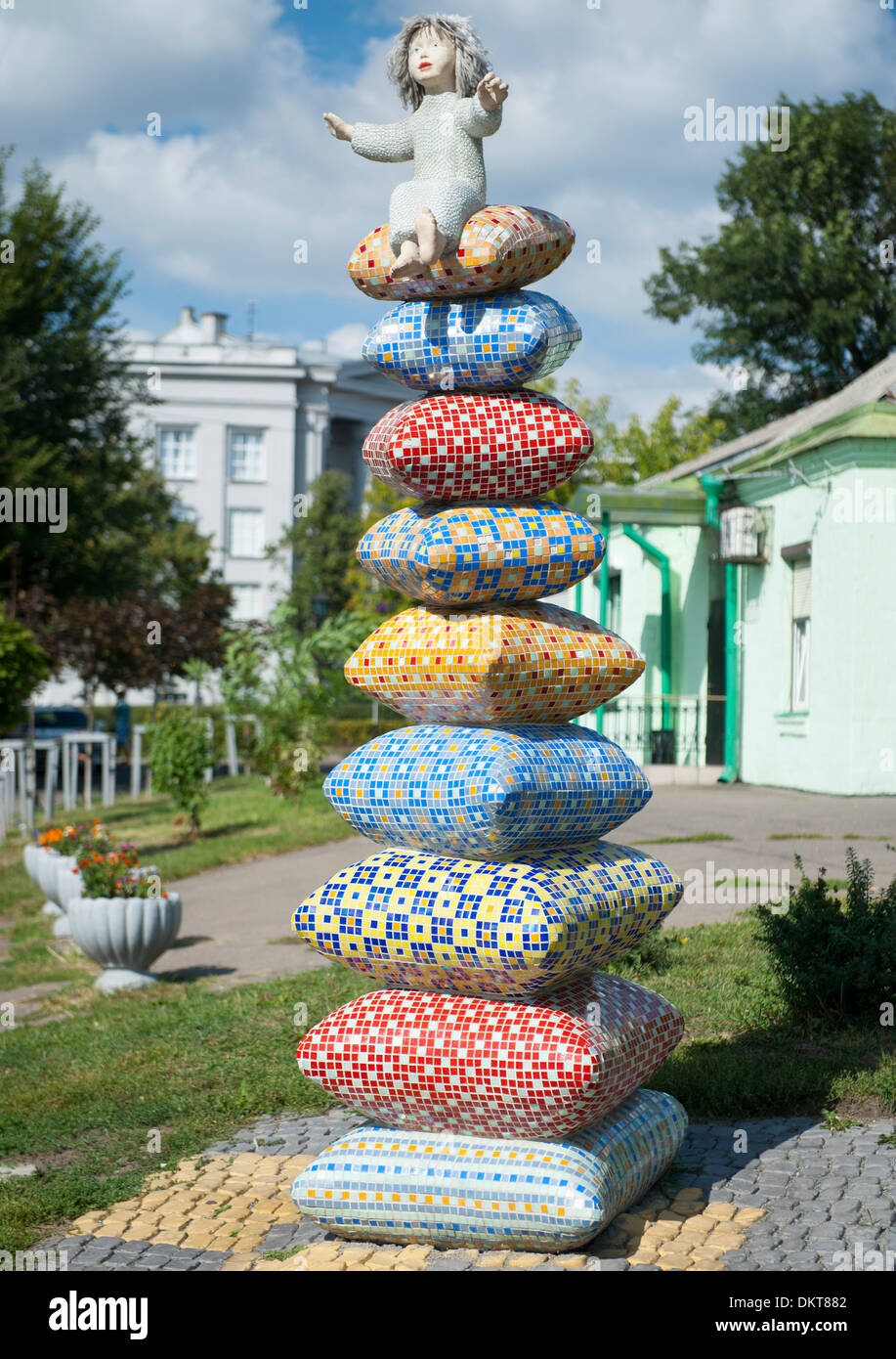 Installation von Constantin Skretutsky in den Kindern Landschaft Park auf Landschaft Gasse in Kiew, die Hauptstadt der Ukraine. Stockfoto