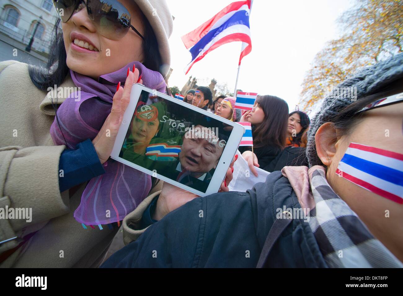 London, UK, UK. 9. Dezember 2013. Thais demonstrieren vor dem House Of Lords zur Unterstützung der Massendemonstrationen gegen die Premierministerin Yingluck Shinawatra Regierung. Thailändische Parlament wurde von Premierminister Shinawatra aufgelöst und als Wahl bezeichnet, nach anhaltenden Protesten in der Hauptstadt Bangkok. Dieser Schritt kommt nachdem alle Opposition MPs vom Parlament am Sonntag zurückgetreten und Demonstranten wieder am Government House marschierten. Bildnachweis: Gail Orenstein/ZUMAPRESS.com/Alamy Live-Nachrichten Stockfoto